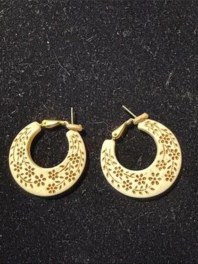 Vintage 70s Hong Kong Cream Faux Scrimshaw Etched Floral Plastic Hoop Earrings